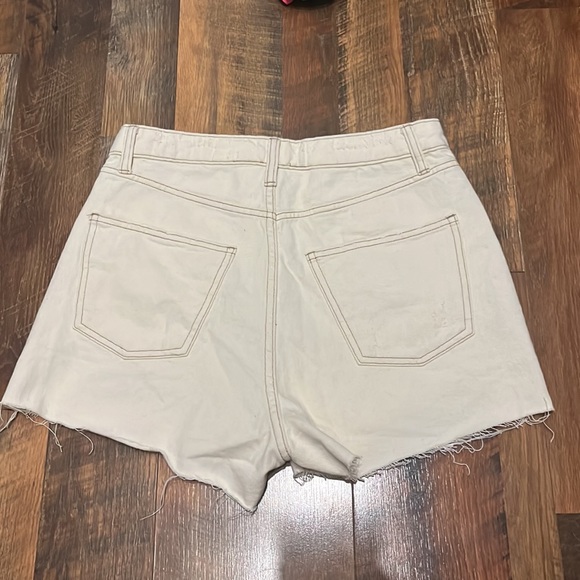 Wild Fable Size 6  white bleached distressed cutoff ripped denim high rise - Picture 2 of 2